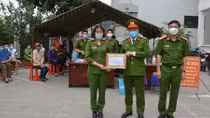 Khen thưởng các tập thể, cá nhân tích cực trong chiến dịch cấp CCCD