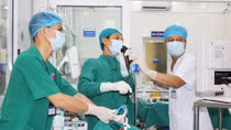 Cụ ông suýt mất mạng vì rơi cả hàm răng giả vào sâu trong phế quản