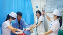 Máy cắt cỏ băm nát 2 bàn chân bé trai