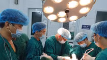 Cứu sống người phụ nữ bị chồng đâm thấu ngực