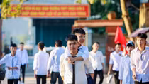 Đại học Y dược Thái Bình miễn học phí cho cậu học trò 10 năm cõng bạn đến trường