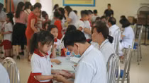 Kiểm tra sức khỏe cho học sinh sau vụ cháy Công ty Rạng Đông