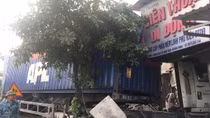 Ngủ gật, tài xế container đâm gãy cột điện, sập quán 