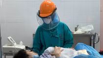Thêm một bé trai chào đời trong phòng cách ly COVID-19