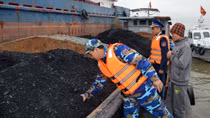 Phát hiện tàu chở 700 tấn than không rõ nguồn gốc