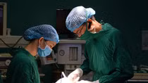 Cụ bà 95 tuổi mổ u tuyến giáp "khủng" thành công