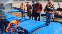 Tàu cá hoán cải thành tàu chở dầu DO số lượng lớn trên biển