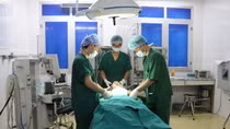 Bé trai 12 tuổi bị đa chấn thương nặng do điện thoại nổ khi đang sạc pin