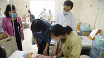 Phó Chủ tịch nước Đặng Thị Ngọc Thịnh thăm, tặng quà bệnh nhi ung thư