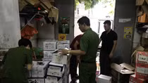 Lô bánh kẹo nhập lậu chờ bung hàng dịp Tết Trung thu