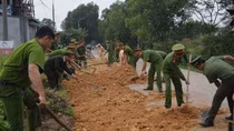 Công an Đông Triều giúp dân mở rộng, xây dựng đường liên thôn