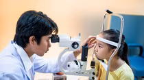 70% trẻ lác mắt có kèm theo tật khúc xạ không được chỉnh kính
