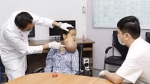 Cô gái ở Nghệ An mang khối u "khủng" ở mặt