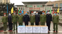 Công an Móng Cái tặng 10 nghìn khẩu trang cho Công an Đông Hưng, (Trung Quốc)