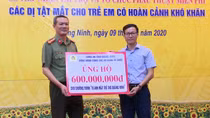 Công an Quảng Ninh ủng hộ 600 triệu phẫu thuật dị tật mắt trẻ em 