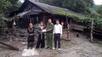 Trao tiền cho gia đình nạn nhân vụ 9 người chết đuối trên sông Hồng ở Lào Cai