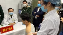Ba người tình nguyện tiêm vaccine phòng COVID-19 hoàn toàn bình thường