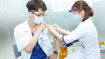 Bộ Y tế yêu cầu tiêm vaccine phòng COVID-19 đúng đối tượng