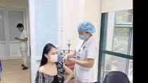 Vụ hoa khôi được tiêm vaccine: Chuyển công tác, kỷ luật nhân viên y tế