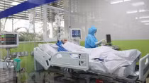 Nam phi công người Anh đang tập đi
