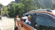 Đập kính ô tô trộm điện thoại Vertu, thẻ ngân hàng đi mua vàng