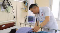 Suýt mất mạng vì ăn trứng kiến