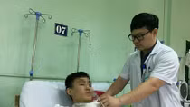 Nam công nhân đang làm việc bị thanh sắt gim vào cổ