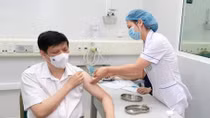 Lãnh đạo Bộ Y tế tiêm vaccine phòng COVID-19