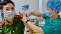 Triển khai tiêm 1.060 liều vaccine COVID-19 đợt 2 cho cán bộ chiến sĩ tuyến đầu