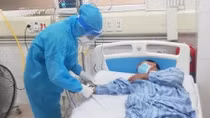 Có nên điều trị bệnh nhân COVID-19 nhẹ tại nhà?