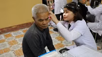 Bác sĩ Công an khám bệnh, cấp phát thuốc miễn phí cho người dân
