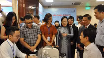 Tiến tới quét mã QR để thanh toán viện phí 