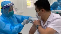 Sức khỏe của những nhân viên y tế đầu tiên tiêm vaccine COVID-19