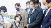 377 bác sĩ, nhân viên y tế đầu tiên tiêm vaccine COVID-19 đều an toàn