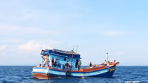 Cứu một ngư dân bị thương nặng khi đang đánh cá trên biển