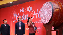 Phó Chủ tịch nước Đặng Thị Ngọc Thịnh đánh trống khai mạc Lễ hội Xuân hồng 2019
