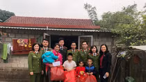 Công an Quảng Ninh tặng quà Tết cho người nghèo, người bệnh khó khăn