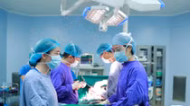 Lấy khối u máu khổng lồ trong gan của nữ bệnh nhân 59 tuổi