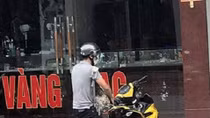 Xe bán tải tông vào tên cướp tiệm vàng, hàng trăm triệu đồng văng trên đường