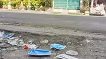 Vứt khẩu trang không đúng nơi quy định, có thể bị phạt 7 triệu đồng