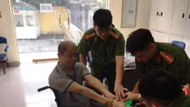 Công an đưa thương binh đến tận trụ sở làm thủ tục cấp căn cước