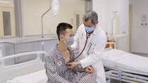 Thủng màng tim vì bị mảnh kim khí bắn vào ngực