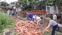 Công an phường hỗ trợ làm đường cho dân