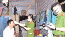 “Đi từng ngõ, gõ từng nhà, hỏi từng công dân” nhằm ngăn chặn dịch ở cửa ngõ biên giới