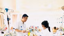 Nữ công nhân bị vật sắc cứa suýt đứt cổ