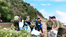 Công an Quảng Ninh tặng quà cho học sinh nghèo xã đảo Cái Chiên