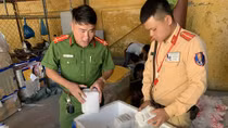 Xe ô tô vận chuyển hơn 3.000 điện thoại và máy tính nhập lậu