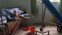 Nhân viên y tế Đà Nẵng ngất xỉu vì làm việc kiệt sức