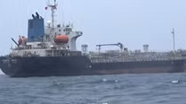 Bắt quả tang tàu nước ngoài sang mạn xăng trái phép trên biển