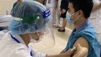 Ai nên trì hoãn và thận trọng tiêm chủng vaccine COVID-19?
